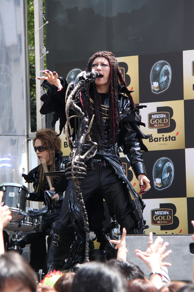 GACKT、新宿でゲリラライブ開催。『バリスタ GACKTモデル』売上