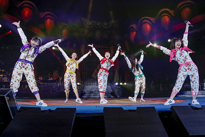 ライブレポート】ももクロ＜桃神祭＞初日は5万人でバンザイ
