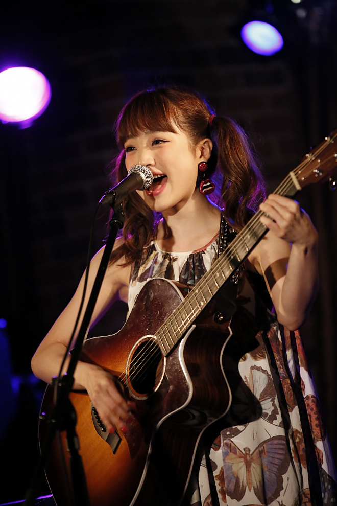 ライブレポート】瀬川あやか、横浜LOOP開店をアコースティック