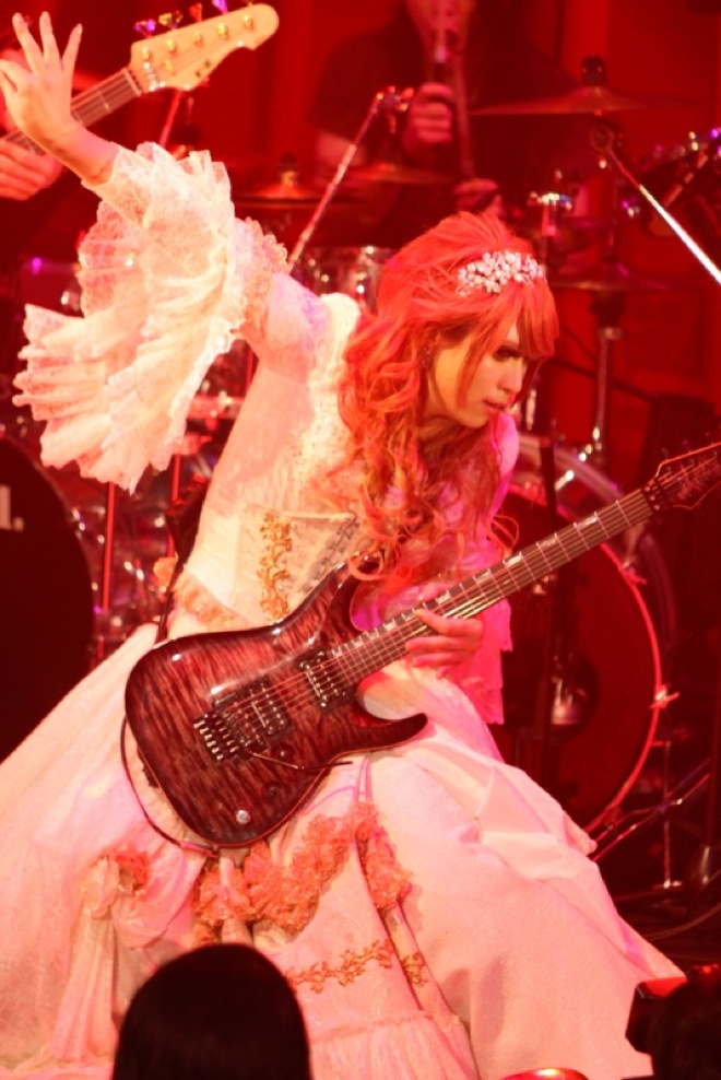 HIZAKI、日本初ソロライブで天使のギタープレイ | BARKS