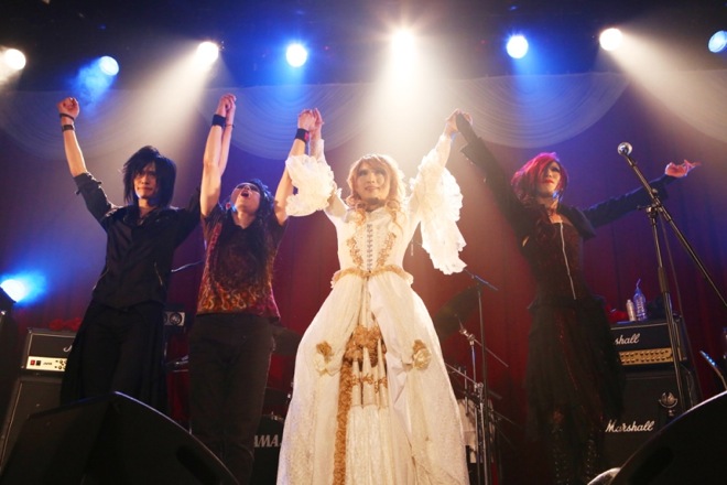 HIZAKI、日本初ソロライブで天使のギタープレイ | BARKS