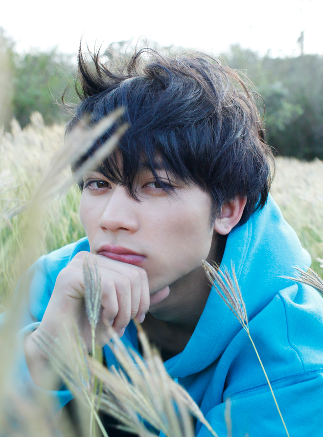M!LK板垣瑞生、17歳の“いま”収めた1st写真集発売 | BARKS