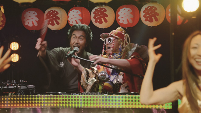TRFが侍と盆踊りライブ、「サマージャンボ」CMに登場 | BARKS