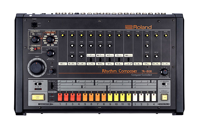 ローランドとプーマがコラボ、伝説的リズムマシン「TR-808」を