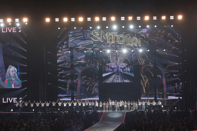 SMTOWN LIVE＞、アーティストたちの惑星を巡る3時間半のステージ