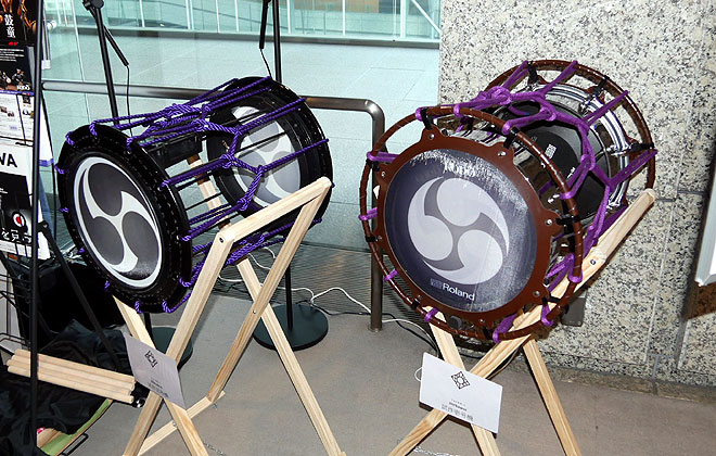 ヴィンテージ　和太鼓 黒と赤のデザイン ウェビックガレージセール | 汎用 和柄 太鼓模様「三つ巴