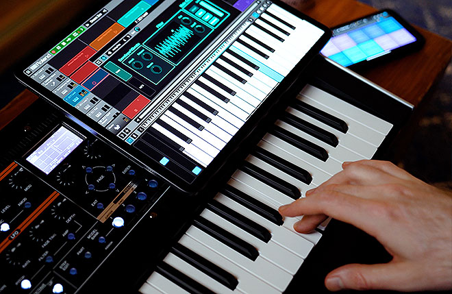 タカラ　コンピュータ　タッチトーン☆ミニシンセサイザー☆動作品 Waldorf】ポリフォニック・アフタータッチ対応に進化。デジタル
