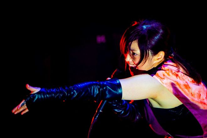 ライブレポート】鬼束ちひろ、デビュー20周年有観客コンサート