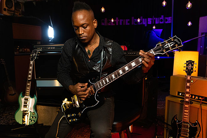 ギブソン、“ザ・ルーツ”のギタリスト、カーク・ダグラス独自の