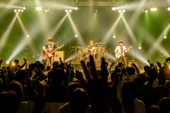 UNISON SQUARE GARDEN ライブ生写真 UNISON SQUARE GARDEN結成15周年記念〈プログラム15th〉。25000