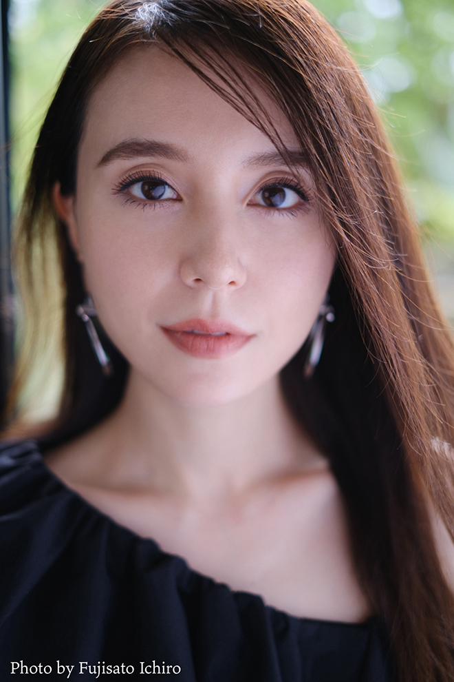 May J.の“内面”を藤里一郎が撮り下ろした写真展＜Side by Side