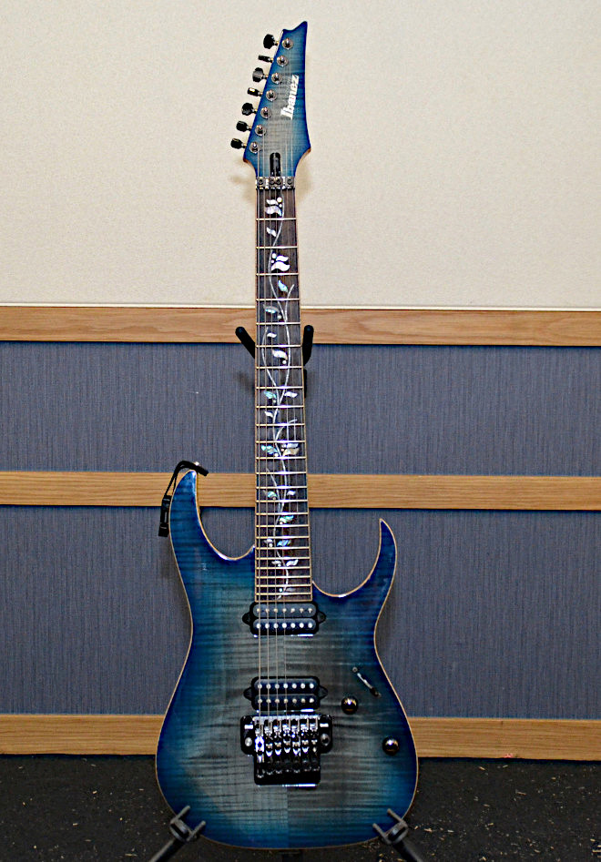 Nemophila様 IbanezからHAZUKI氏 (NEMOPHILA) のシグネイチャー・ピックが