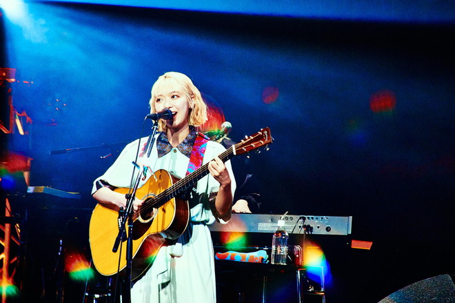 ライブレポート】竹内アンナ、同世代の学生たちと作り上げたZepp