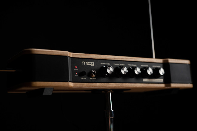 Wavefront Classic Model Theremin テルミン 最も売れているテルミンがアップデート｜MOOG、「Etherwave