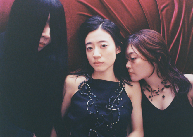 羊文学、アルバム『12 hugs (like butterflies)』より新曲「GO