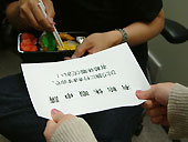 ４）愛妻弁当を食べる編集長に有給申請する、の図