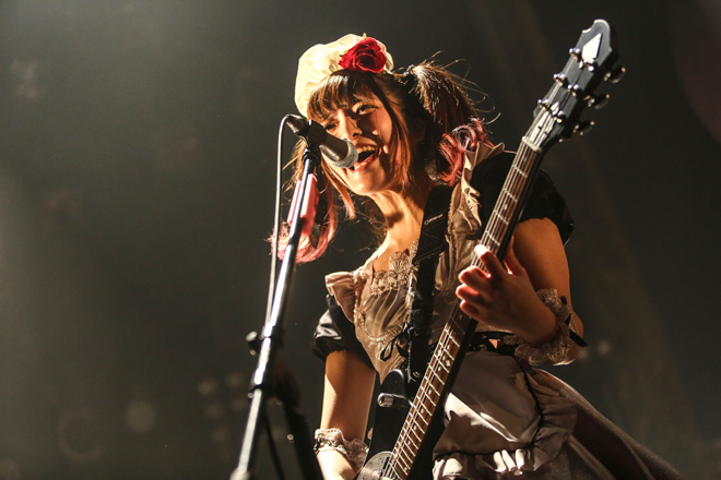 ライブレポート】BAND-MAID、赤坂BLITZソールドアウト「嬉しくて