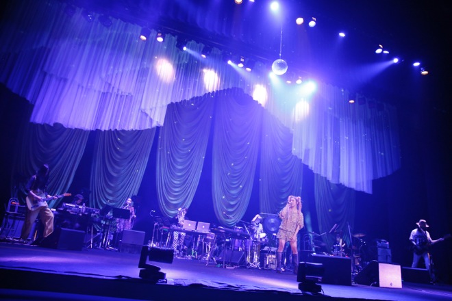 レポート】Chara、1日限りの25周年ベストライブで「ちょっと