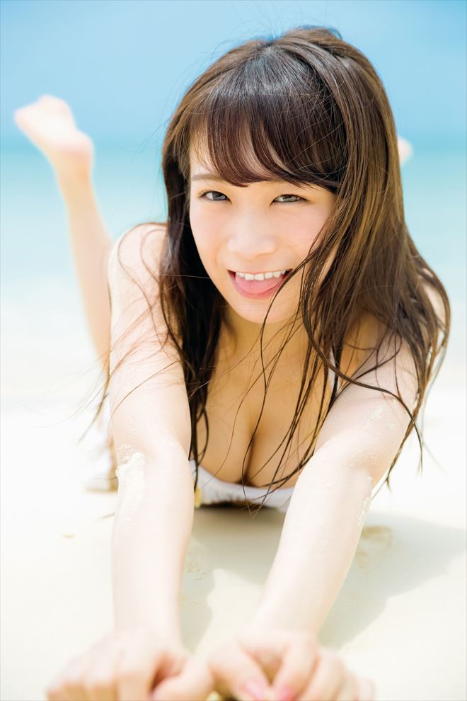 秋元真夏サイン付　乃木坂46　ファースト写真集 Amazon.co.jp: 秋元真夏ファースト写真集 真夏の気圧配置 : 秋元