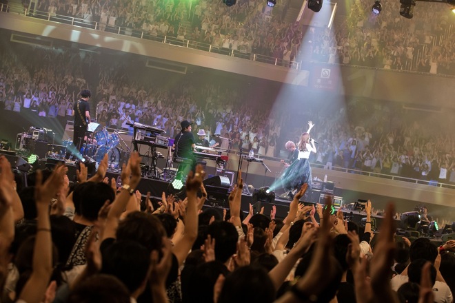 レポート】Aimer、初の武道館ワンマンで13,000人を魅了 | BARKS