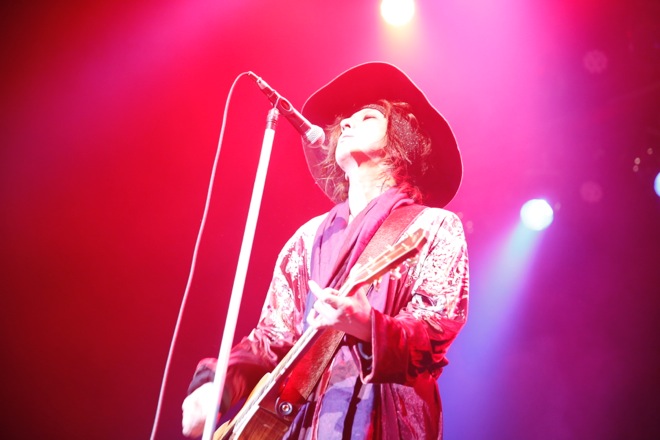 ライブレポート】清春、全国ツアー開幕「特に歌詞を憶えてきて