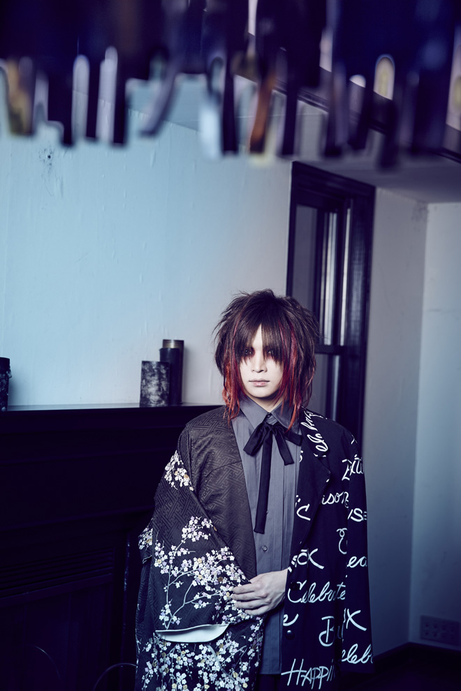 鬼龍院翔、自分のグラビア写真に「誰？」 | BARKS