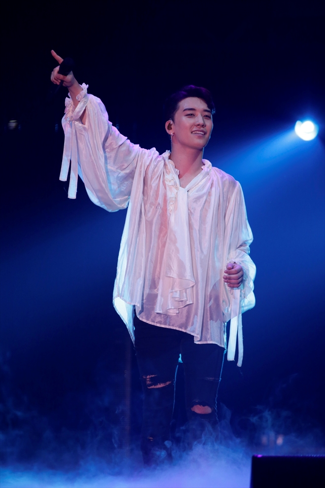 【貴重】SEUNGRI(V.I from BIGBANG)/V WORLD Vi Seungri K-pop Boy Band Bigbang」のエディトリアル写真素材