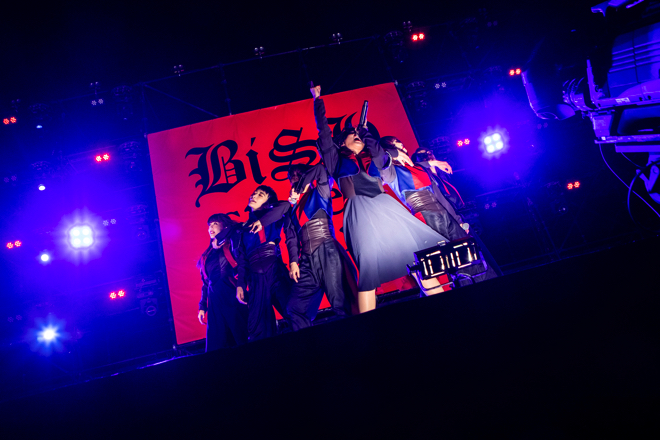 BiSH、史上最大規模のフリーライブ。横浜赤レンガ倉庫に7000人が