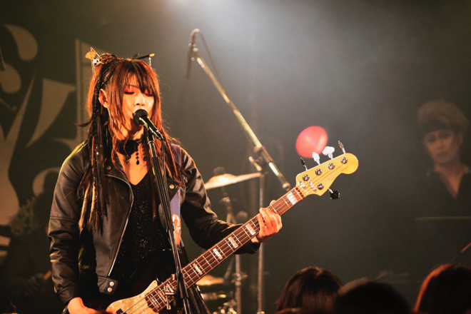 ライブレポート】亜沙、笑顔に溢れた初のFC限定ライブ | BARKS