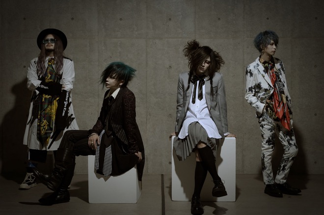 DEZERT、“ひまわり”が散りばめられた「Stranger」リリックビデオ