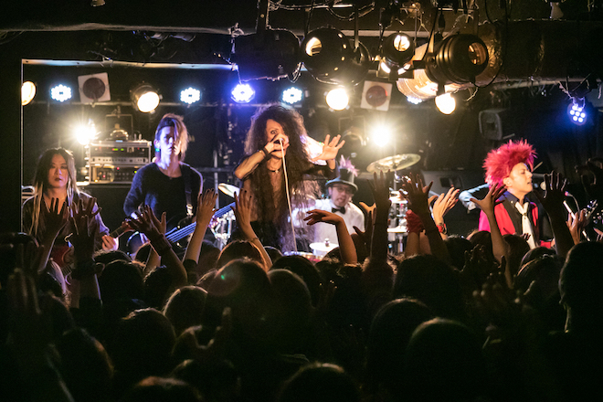 メリー、90年代V系に扮してハロウィン公演 | BARKS