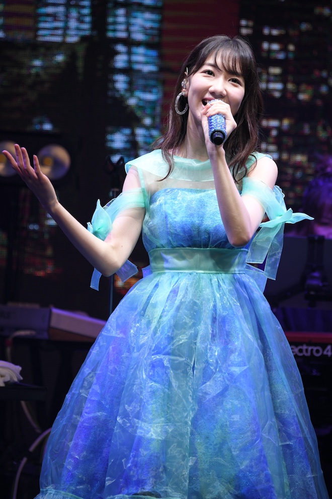 柏木由紀、初の生配信ソロライブで初ディナーショーの開催を発表