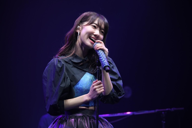 柏木由紀、初の生配信ソロライブで初ディナーショーの開催を発表