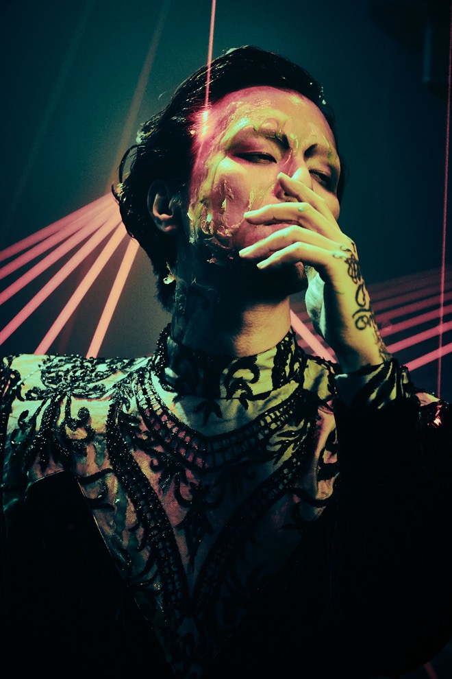 DIR EN GREYの薫、2年ぶり新作個展『クリム&ゾン パネル展』を8