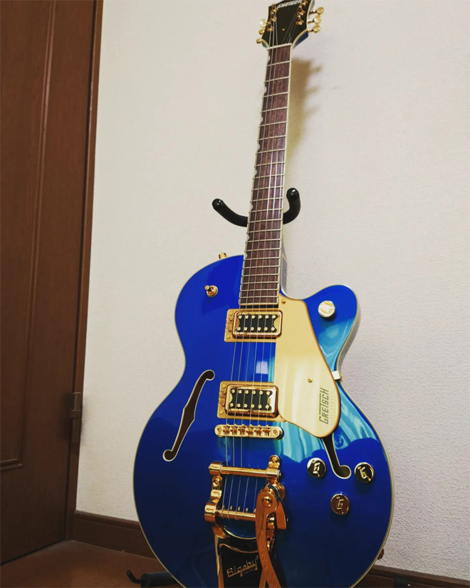俺の楽器・私の愛機】695「金ピカブルーでリッチなヤツ」 | BARKS