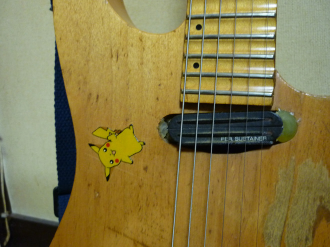 俺の楽器・私の愛機】946「30年モノのピカチュウギター」 | BARKS