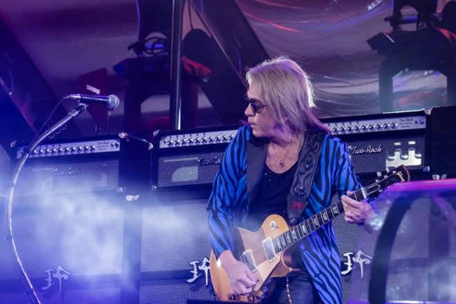 B'z、稲葉浩志（Vo.）抗原検査陽性により【B'z LIVE-GYM