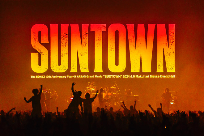 THE BONEZ / SUNTOWN-ファブリックアート The BONEZ、幕張メッセ＜SUNTOWN＞完全盤をBlu-rayで発売 | BARKS