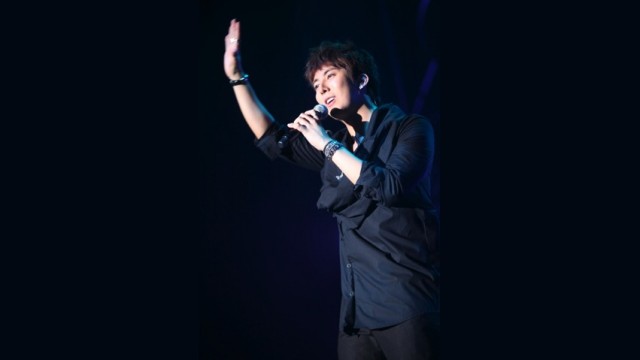 SS501の末っ子キム・ヒョンジュン、ファンと至近距離サイン会