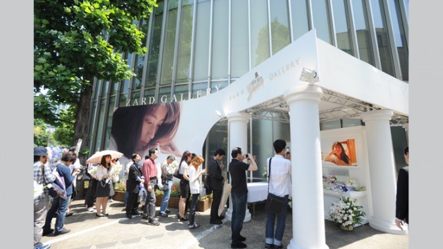 受注生産 額装写真 ZARD MUSEUM 鳥居坂六本木会場限定 坂井泉水 ⑦ FEfpoSDAKKdEfX8exymSyrNKHdzvbh