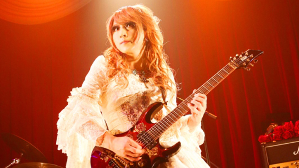 HIZAKI、日本初ソロライブで天使のギタープレイ | BARKS