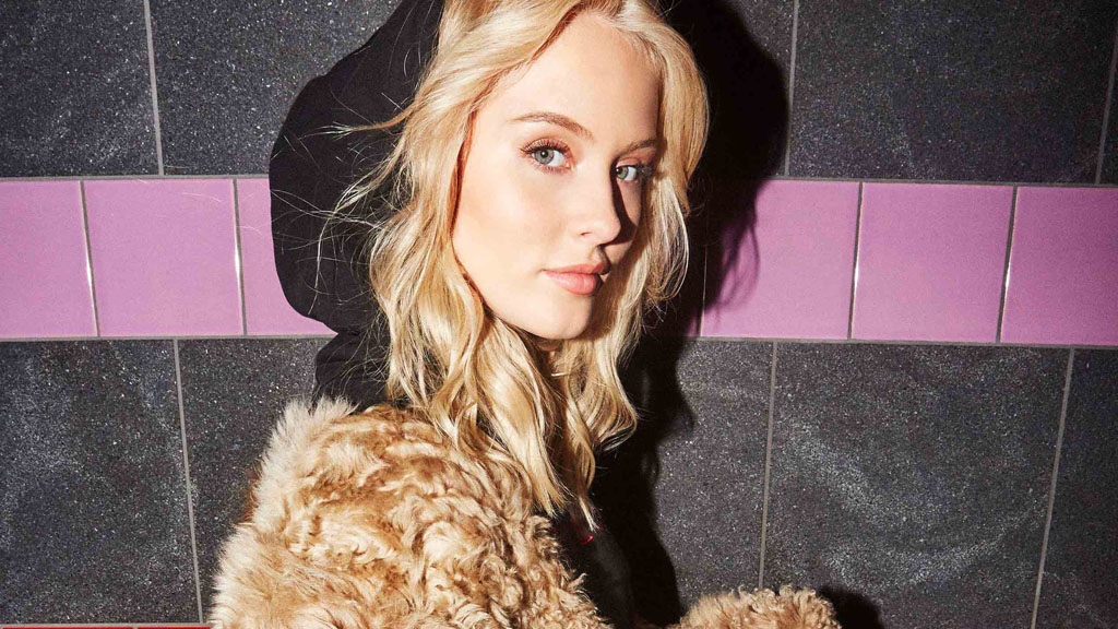 ザラ・ラーソン直筆サイン入り超大型写真…女性ポップ歌手…Zara Larsson ザララーソン直筆サイン入り超大型写真…Zara Larssonの通販 by