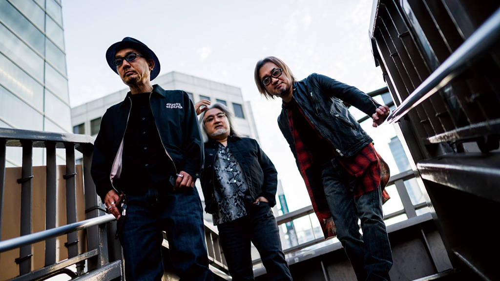 写真集 SPARKS GO GO「LOUDER THAN EXPLOSION」 写真集＆CD「LOUDER THAN EXPLOSION」 | ソニーミュージック公式