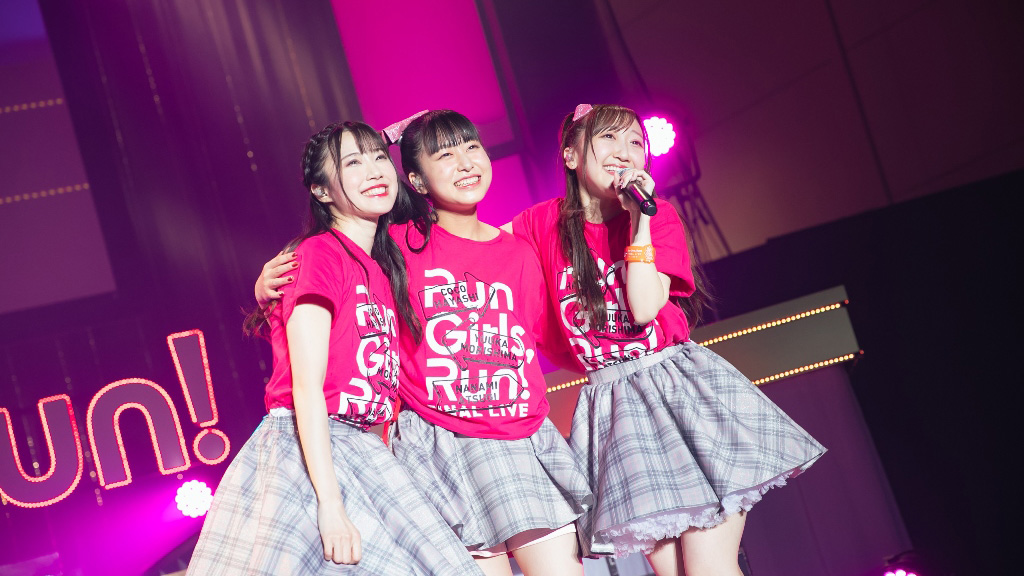 【昼夜セット】Run Girls, Run! FINAL LIVE タペストリー 声優ユニットRun Girls, Run！、ラストライブを開催 | BARKS