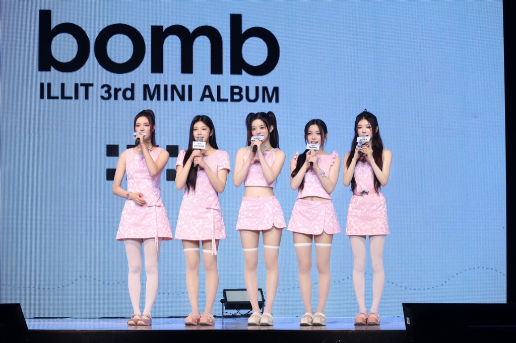 ILLIT、3rdミニAL『bomb』ショーケースから伝えるエール「自分の可能性