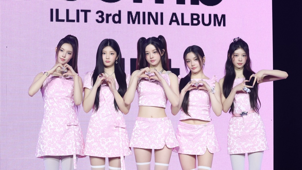 ILLIT、3rdミニAL『bomb』ショーケースから伝えるエール「自分の可能性