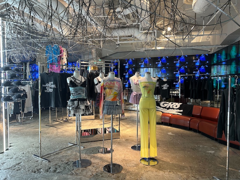 LE SSERAFIM DIFFERENT popup コラボ フーディ LE SSERAFIM DIFFERENT popup コラボ フーディ ルセラ popup