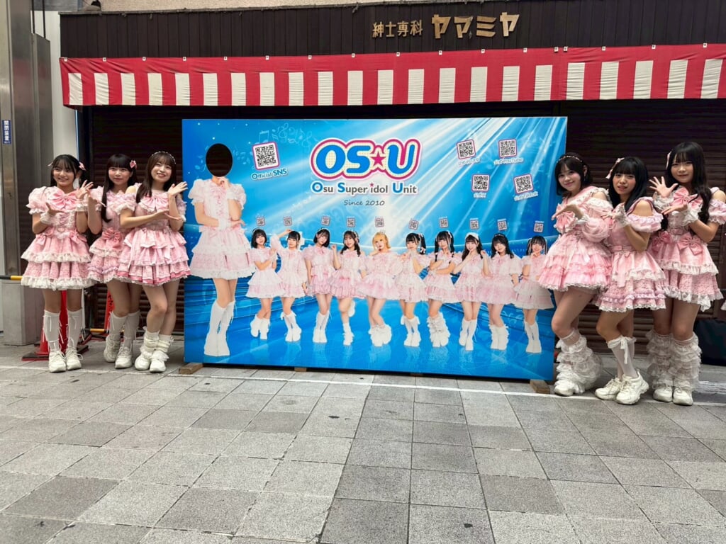 OS☆U、地元大須に等身大パネル新設 観光名所に新たな彩り | BARKS