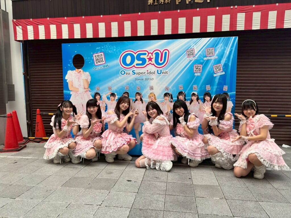 OS☆U、地元大須に等身大パネル新設 観光名所に新たな彩り | BARKS