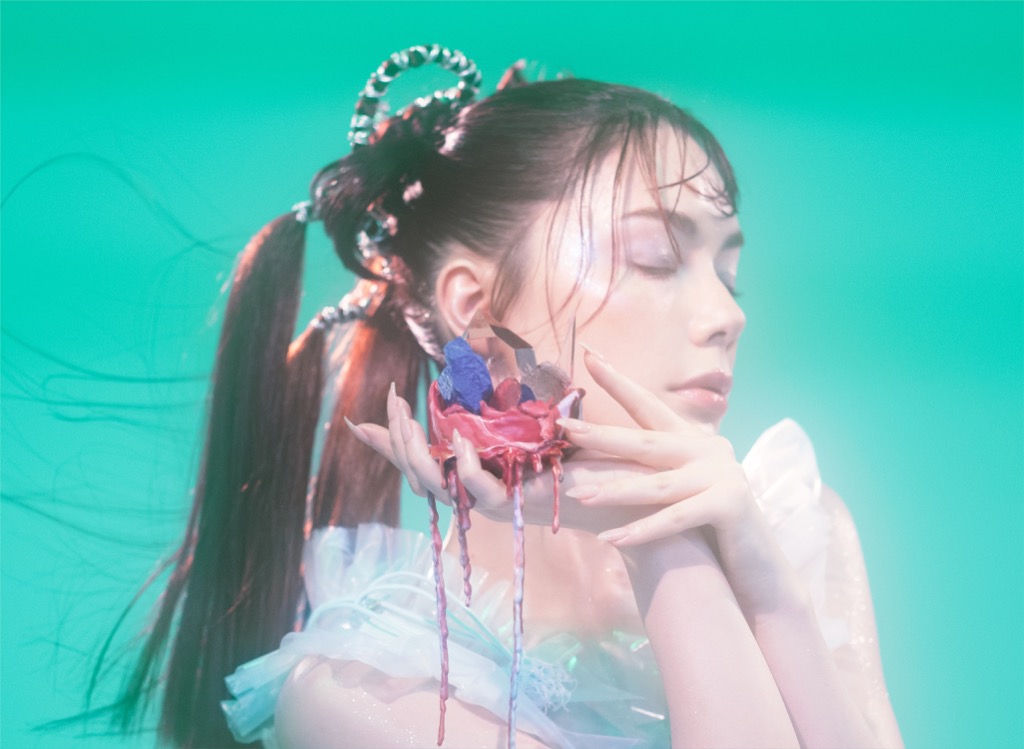 安田あきな パステル画 安田レイ、両A面シングル「光のすみか / BROKEN GLASS」を8月に